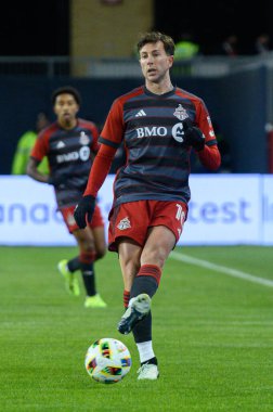 Toronto, ON, Kanada -23 Mart 2024: Federico Bernardeschi # 10 forvet Toronto FC 'de Toronto FC (Kanada) ile Atlanta United (ABD) arasında oynanan MLS Normal Sezonu maçı sırasında top ile birlikte (Score 2: 0))