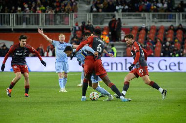 Toronto, ON, Kanada -23 Mart 2024: Toronto FC 'nin 6 numaralı defans oyuncusu Elio Nicolas de Araujo Firmino' yu Atlanta Birliği 'nin 30 numaralı forvetinde tutuyor.