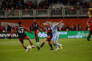 Toronto, ON, Kanada -23 Mart 2024: Toronto FC 'nin 5 numaralı defans oyuncusu Toronto FC (Kanada) ile Atlanta United (ABD) arasında oynanan MLS Normal Sezonu maçında topu korumak için BMO Field' da (Score 2: 0))