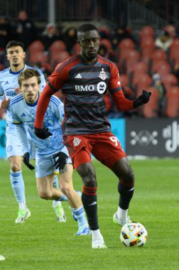 Toronto, ON, Kanada -23 Mart 2024: Toronto FC 'nin 99 no' lu forveti Toronto FC (Kanada) ile Atlanta United (ABD) arasında oynanan MLS Normal Sezonu maçında topla hareket ediyor (Score 2: 0))
