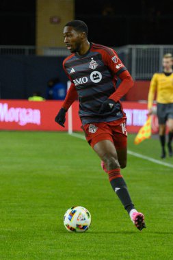 Toronto, ON, Kanada -23 Mart 2024: Toronto FC 'nin Tyrese Spicer # 16 forvet oyuncusu Toronto FC (Kanada) ile Atlanta United (ABD) arasında oynanan MLS Normal Sezonu maçında topla koşuyor (Score 2: 0))