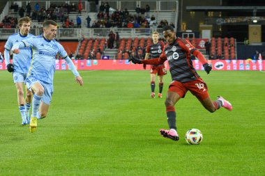 Toronto, ON, Kanada -23 Mart 2024: Toronto FC 'nin Tyrese Spicer # 16 forveti Toronto FC (Kanada) ile Atlanta United (ABD) arasında oynanan MLS Normal Sezonu maçında top ile hareket ediyor (Score 2: 0))