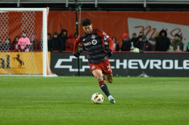 Toronto, ON, Kanada -23 Mart 2024: Jonathan Osorio # 21 Toronto FC orta saha oyuncusu Toronto FC (Kanada) ve Atlanta United (ABD) arasında oynanan MLS Normal Sezonu maçı sırasında topla koşar (Score 2: 0))