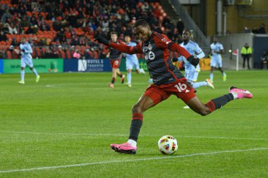 Toronto, ON, Kanada -23 Mart 2024: Toronto FC 'nin 16 numaralı forveti, Toronto FC (Kanada) ile Atlanta United (ABD) arasında oynanan MLS Normal Sezonu maçında, BMO Field' da (Score 2: 0) topu atıyor.)