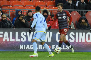 Toronto, ON, Kanada -23 Mart 2024: Toronto FC 'nin 10 numaralı forveti Toronto FC (Kanada) ile Atlanta United (ABD) arasında oynanan MLS Normal Sezonu maçı sırasında BMO Field' da top ile hareket etmektedir (Score 2: 0).)
