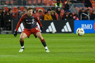 Toronto, ON, Kanada -23 Mart 2024: Toronto FC 'nin 9 numaralı forveti Toronto FC (Kanada) ile Atlanta United (ABD) arasında oynanan MLS Normal Sezonu maçı sırasında topla ileri doğru top sürüyor (Score 2: 0))