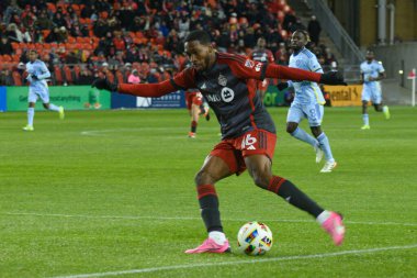 Toronto, ON, Kanada -23 Mart 2024: Toronto FC 'nin 16 numaralı forveti, Toronto FC (Kanada) ile Atlanta United (ABD) arasında oynanan MLS Normal Sezonu maçında, BMO Field' da (Score 2: 0) topu atıyor.)