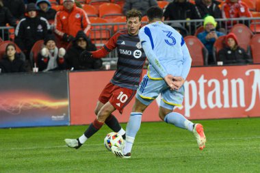 Toronto, ON, Kanada -23 Mart 2024: Toronto FC 'nin 9 numaralı forveti Toronto FC (Kanada) ile Atlanta United (ABD) arasında oynanan MLS Normal Sezonu maçı sırasında topla ileri doğru top sürüyor (Score 2: 0))