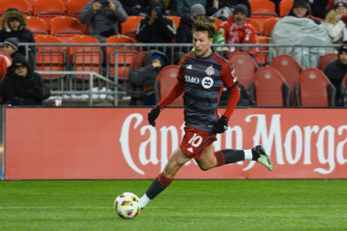 Toronto, ON, Kanada -23 Mart 2024: Toronto FC 'nin 10 numaralı forvet oyuncusu Toronto FC (Kanada) ile Atlanta United (ABD) arasında oynanan MLS Normal Sezonu maçında topla birlikte koşuyor.)