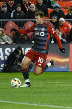 Toronto, ON, Kanada -23 Mart 2024: Toronto FC 'nin 10 numaralı forvet oyuncusu Toronto FC (Kanada) ile Atlanta United (ABD) arasında oynanan MLS Normal Sezonu maçında topla birlikte koşuyor.)