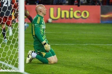 Toronto, ON, Kanada -23 Mart 2024: Brad Guzan # 1 Atlanta United kalecisi Toronto FC (Kanada) ile Atlanta United (ABD) arasında oynanan MLS Normal Sezonu maçında topu kaçırdı (Skoru 2: 0))