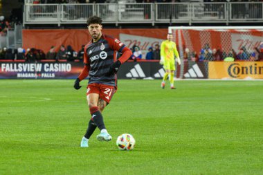 Toronto, ON, Kanada -23 Mart 2024: Jonathan Osorio # 21 orta saha oyuncusu Toronto FC (Kanada) ile Atlanta United (ABD) arasında oynanan MLS Normal Sezonu maçı sırasında top ile Toronto FC 'de (Score 2: 0))