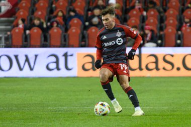 Toronto, ON, Kanada -23 Mart 2024: Kobe Franklin # 19 Toronto FC defans oyuncusu Toronto FC (Kanada) ile Atlanta United (ABD) arasında oynanan MLS Normal Sezonu maçında topla hareket ediyor (Score 2: 0))