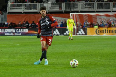 Toronto, ON, Kanada -23 Mart 2024: Jonathan Osorio # 21 orta saha oyuncusu Toronto FC (Kanada) ile Atlanta United (ABD) arasında oynanan MLS Normal Sezonu maçı sırasında top ile Toronto FC 'de (Score 2: 0))