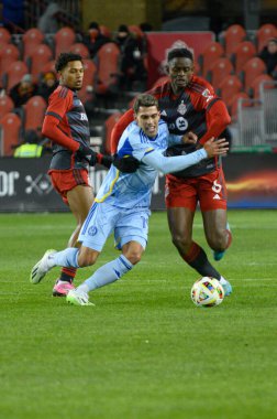 Toronto, ON, Kanada -23 Mart 2024: Daniel Ros # 19 numaralı Atlanta United forveti Toronto FC (Kanada) ile Atlanta United (ABD) arasında oynanan maçta rakibi tarafından engellendi (Skoru 2: 0))