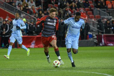 Toronto, ON, Kanada -23 Mart 2024: Toronto FC 'nin 10 numaralı forvet oyuncusu Toronto FC (Kanada) ile Atlanta United (ABD) arasında oynanan MLS Normal Sezonu karşılaşmasında top için yarışacak.)
