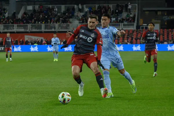 Toronto, ON, Kanada -23 Mart 2024: Shane O 'Neill # 27 Toronto FC defans oyuncusu Toronto FC (Kanada) ile Atlanta United (ABD) arasında oynanan MLS Normal Sezonu maçında top için yarışıyor (Score 2: 0))
