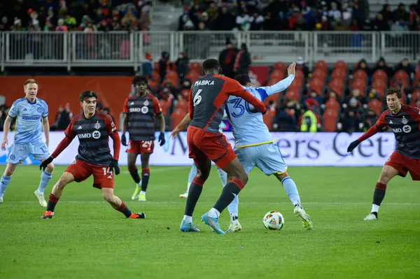 Toronto, ON, Kanada -23 Mart 2024: Toronto FC 'nin 6 numaralı defans oyuncusu Elio Nicolas de Araujo Firmino' yu Atlanta Birliği 'nin 30 numaralı forvetinde tutuyor.
