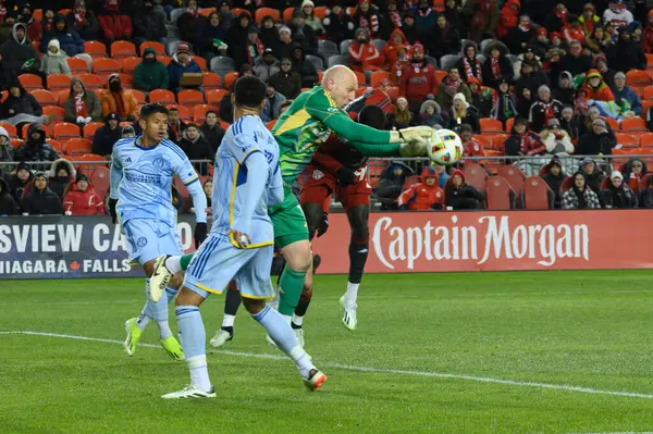 Toronto, ON, Kanada -23 Mart 2024: Brad Guzan # 1 numaralı Atlanta United kalecisi, Toronto FC (Kanada) ile Atlanta United (ABD) arasında oynanan MLS Normal Sezonu maçında topa vuruyor (Score 2: 0))