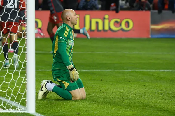 Toronto, ON, Kanada -23 Mart 2024: Brad Guzan # 1 Atlanta United kalecisi Toronto FC (Kanada) ile Atlanta United (ABD) arasında oynanan MLS Normal Sezonu maçında topu kaçırdı (Skoru 2: 0))
