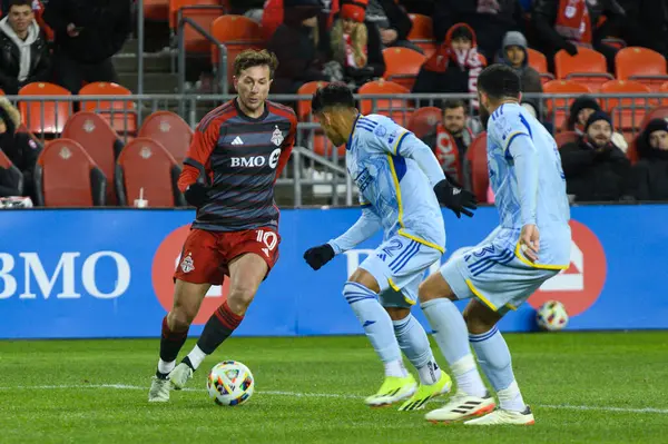 Toronto, ON, Kanada -23 Mart 2024: Toronto FC 'nin 10 numaralı forvet oyuncusu Toronto FC (Kanada) ile Atlanta United (ABD) arasında oynanan MLS Normal Sezonu maçında topla birlikte koşuyor.)