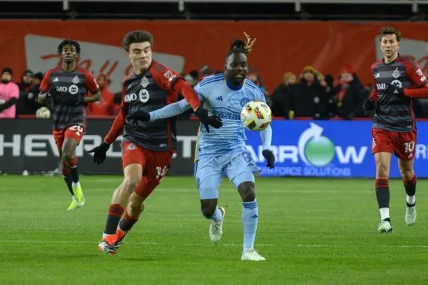 Toronto, ON, Kanada -23 Mart 2024: Alonso Coello # 14 Toronto FC (L) ve Tristan Muyumba # 8 Atlanta United (R) 'ın orta saha oyuncusu Toronto FC (Kanada) ve Atlanta United arasında oynanan MLS Regular Season maçında top için yarışıyor.