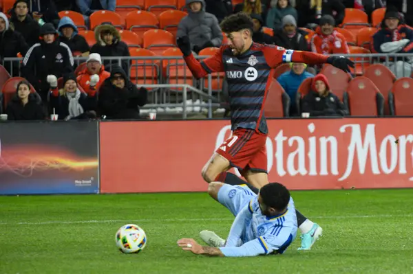 Toronto, ON, Kanada -23 Mart 2024: Derrick Williams # 3 Atlanta United (R) defansı Toronto FC 'nin 21 numaralı orta saha oyuncusu Jonathan Osorio' yu Toronto FC (Kanada) ile Atlanta United (ABD) arasında oynanan MLS Normal Sezonu karşılaşmasında blokladı.
