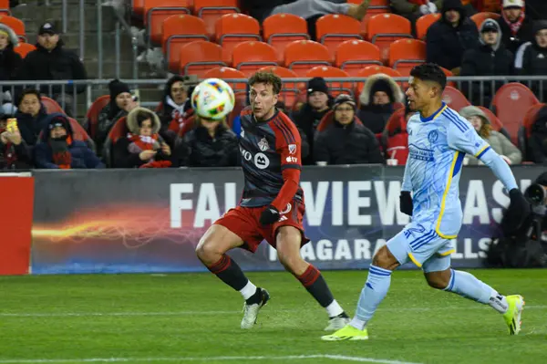 Toronto, ON, Kanada -23 Mart 2024: Toronto FC 'nin 10 numaralı forvet oyuncusu Toronto FC (Kanada) ile Atlanta United (ABD) arasında oynanan MLS Normal Sezonu maçında topla birlikte koşuyor.)