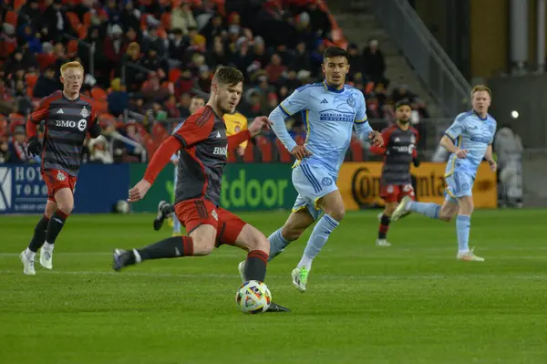 Toronto, ON, Kanada -23 Mart 2024: Shane O 'Neill # 27 Toronto FC defans oyuncusu Toronto FC (Kanada) ile Atlanta United (ABD) arasında oynanan MLS Normal Sezonu maçında topu tekmeliyor (Score 2: 0))