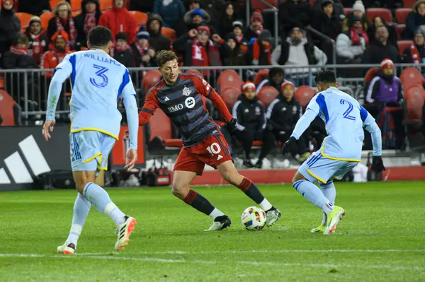 Toronto, ON, Kanada -23 Mart 2024: Toronto FC 'nin 9 numaralı forveti Toronto FC (Kanada) ile Atlanta United (ABD) arasında oynanan MLS Normal Sezonu maçı sırasında topla ileri doğru top sürüyor (Score 2: 0))