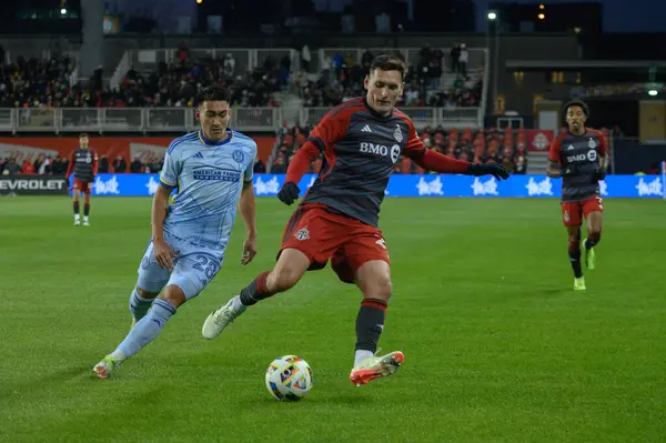 Toronto, ON, Kanada -23 Mart 2024: Shane O 'Neill # 27 Toronto FC defans oyuncusu Toronto FC (Kanada) ile Atlanta United (ABD) arasında oynanan MLS Normal Sezonu maçında top için yarışıyor (Score 2: 0))