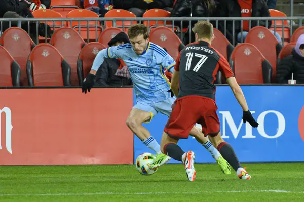 Toronto, ON, Kanada -23 Mart 2024: Saba Lobzhanidze # 9 Atlanta United defans oyuncusu Toronto FC (Kanada) ile Atlanta United (ABD) arasında oynanan MLS Normal Sezonu maçında topla hareket ediyor (Score 2: 0))
