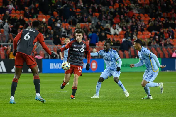 Toronto, ON, Kanada -23 Mart 2024: Alonso Coello # 14 Toronto FC orta saha oyuncusu Toronto FC (Kanada) ve Atlanta United (ABD) arasında oynanan MLS Normal Sezonu maçında topla hareket ediyor (Score 2: 0))