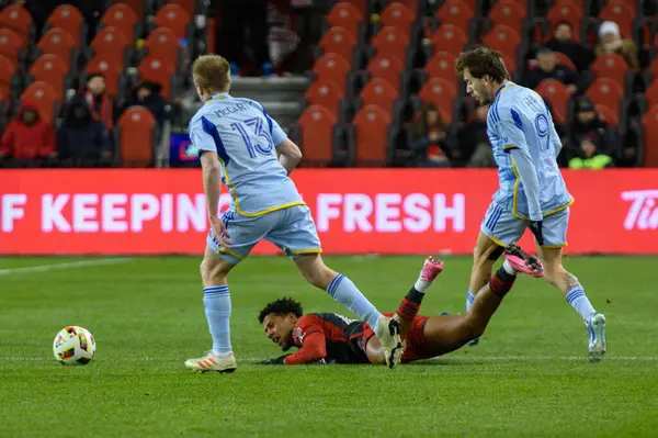 Toronto, ON, Kanada -23 Mart 2024: Toronto FC # 47 orta saha oyuncusu Toronto FC (Kanada) ve Atlanta United (ABD) arasında BMO Field 'da oynanan MLS Normal Sezonu karşılaşması sırasında sahaya çıktı (Skoru 2: 0))