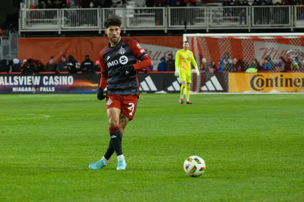 Toronto, ON, Kanada -23 Mart 2024: Jonathan Osorio # 21 orta saha oyuncusu Toronto FC (Kanada) ile Atlanta United (ABD) arasında oynanan MLS Normal Sezonu maçı sırasında top ile Toronto FC 'de (Score 2: 0))