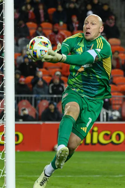 Toronto, ON, Kanada -23 Mart 2024: Brad Guzan # 1 Atlanta United kalecisi, Toronto FC (Kanada) ile Atlanta United (ABD) arasında oynanan MLS Normal Sezonu maçında topu tutuyor (Skoru 2: 0))