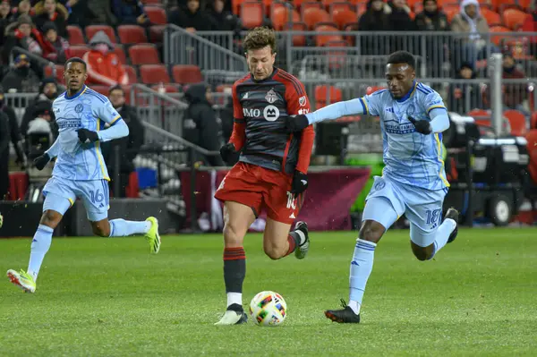 Toronto, ON, Kanada -23 Mart 2024: Toronto FC 'nin 10 numaralı forvet oyuncusu Toronto FC (Kanada) ile Atlanta United (ABD) arasında oynanan MLS Normal Sezonu karşılaşmasında top için yarışacak.)
