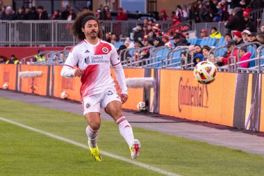 Toronto, ON, Kanada - 20 Nisan 2024: Toronto FC (Kanada) ile New England Revolution (ABD) arasında oynanan MLS Normal Sezonu maçı sırasında New England Revolution 'ın 34 numaralı savunucusu Ryan Spaulding