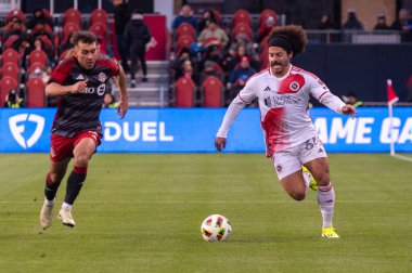 Toronto, ON, Kanada - 20 Nisan 2024: New England Revolution 'ın 34 numaralı savunucusu Toronto FC (Kanada) ile New England Revolution (ABD) arasında oynanan MLS Normal Sezonu karşılaşmasında topu sürüyor.