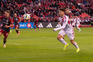 Toronto, ON, Kanada - 20 Nisan 2024: Esmir Bajraktareviç # 47 New England Revolution, Toronto FC (Kanada) ile New England Revolution (ABD) arasında oynanan MLS Normal Sezonu karşılaşması sırasında topla birlikte hareket ediyor