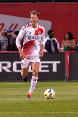 Toronto, ON, Kanada - 20 Nisan 2024: Henry Kessler # 4 New England Revolution defansı Toronto FC (Kanada) ve New England Revolution (ABD) arasında oynanan MLS Normal Sezonu maçı sırasında topla hareket ediyor