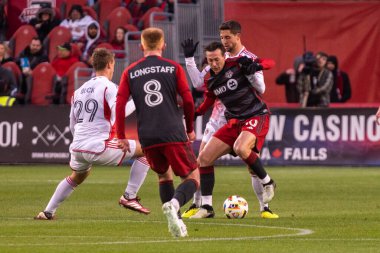 Toronto, ON, Kanada - 20 Nisan 2024: Toronto FC 'nin 10 numaralı forveti Toronto FC' de Toronto FC (Kanada) ile New England Revolution (ABD) arasında oynanan MLS Normal Sezonu maçı sırasında topla ileri doğru top sürüyor