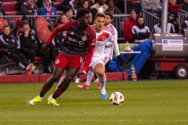 Toronto, ON, Kanada - 20 Nisan 2024: Nickseon Gomis # 15 Toronto FC defans oyuncusu Toronto FC (Kanada) ile New England Revolution (ABD) arasında oynanan MLS Normal Sezonu maçı sırasında topla hareket ediyor