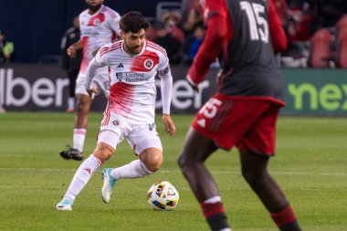 Toronto, ON, Kanada - 20 Nisan 2024: Carles Gil # 10 New England Revolution orta saha oyuncusu Toronto FC (Kanada) ve New England Revolution (ABD) arasında oynanan MLS Normal Sezonu maçı sırasında topla hareket ediyor