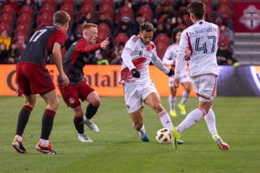 Toronto, ON, Kanada - 20 Nisan 2024: Giacomo Vrioni # 9 ileri New England Devrimi Toronto FC (Kanada) ile New England Revolution (ABD) arasında oynanan MLS Normal Sezonu karşılaşmasında rakipleri arasında ilerliyor