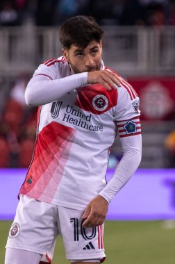 Toronto, ON, Kanada - 20 Nisan 2024: Carles Gil # 10 orta saha oyuncusu Toronto FC (Kanada) ve New England Revolution (ABD) arasında oynanan MLS Normal Sezonu maçı sırasında