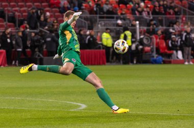 Toronto, ON, Kanada - 20 Nisan 2024: Toronto FC (Kanada) ve New England Revolution (ABD) arasında oynanan MLS Normal Sezonu maçı sırasında New England Revolution 'ın bir numaralı kalecisi Henrich Ravas