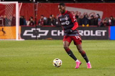 Toronto, ON, Kanada - 20 Nisan 2024: Toronto FC 'nin Tyrese Spicer # 16 forveti Toronto FC (Kanada) ve New England Revolution (ABD) arasında oynanan MLS Normal Sezonu maçı sırasında top ile hareket etmektedir.