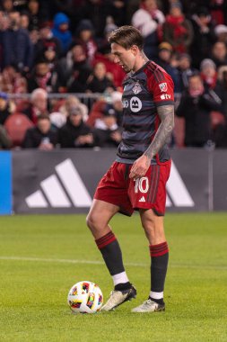 Toronto, ON, Kanada - 20 Nisan 2024: Toronto FC 'nin 10 numaralı forveti Toronto FC (Kanada) ile New England Revolution (ABD) arasında oynanan MLS Normal Sezonu maçında penaltı atışına hazırlanıyor.