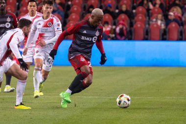 Toronto, ON, Kanada - 20 Nisan 2024: Toronto FC 'nin 20 numaralı orta saha oyuncusu Toronto FC (Kanada) ile New England Revolution (ABD) arasında oynanan MLS Normal Sezonu maçı sırasında topla hareket ediyor.